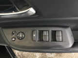 電動格納式リモコンドアミラーと、パワーウィンドウマスタースイッチ等は運転席ドアにあります。