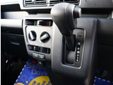 お車選びをお楽しみ頂けるよう、在庫車の展示スペースを十分に確保しております。