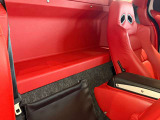 運転席の後ろにはお荷物を置ける空間があります。リュックサックやボストンバックなどはこちらに置くことができます。