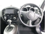 運転席側から見た写真です、お車にマッチングするように考えられたインパネデザイン!沢山のスイッチ類も運転される方が使いやすい位置に配置されていますね!