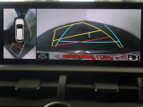 パノラミックビューモニター付きです。車両を上から見たような映像をディスプレイオーディオ画面に表示。運転席からの目視だけでは見にくい、車両周辺の状況をリアルタイムでしっかり確認できます。