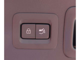 テールゲート側の操作スイッチ キーマークを押すとリヤゲートが締まるとロックも連動されます。