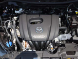 「SKYACTIV-G(ガソリン)」は、規格外の高圧縮を実現し、世界のエンジン技術者に驚きを与えました。さらに、それを維持したままノッキングの発生を抑え、熱効率を向上、走りにも寄与したエンジンです。