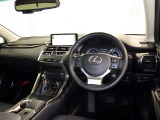 運転の際、常に目にする部分だけにシックで飽きのこないデザインが良いですね。