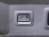 【パワーバックドア】スマートキーや運転席のボタンを押すだけでリアゲートが自動で開閉します!荷物を持っている時や、高い位置にあるバックドアを閉める際に便利な機能です♪