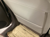 【収納】後部座席収納。散乱しがちな小物を収納するのに便利です。書類等様々なものの収納が可能です。