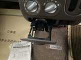 運転席からも助手席からも自由に使えるドリンクホルダー付。