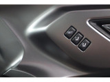 運転席のシートポジションを2か所記憶させることができます。ボタンを押すと設定したシートポジションに電動で移動してくれます。