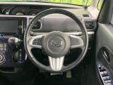 インテリアに合わせたデザインのステアリングは、運転される方のことも考え、運転しやすい形状、大きさです。是非一度、実際に触ってお確かめください。