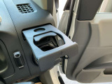 運転席にドリンクホルダーが付いてとっても便利です。!!!