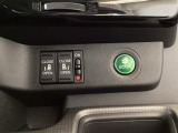 リアドアは乗り降りに便利な両側電動スライドドアです。また運転席に座っていながらスイッチ操作で自在にスライドドアを開け閉めできます。燃費に役立つECONボタンもここです。