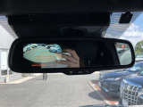バックミラーに、バックカメラの映像が映ります。