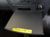 停車時にはA4サイズのノートパソコンやお弁当などが置ける格納式テーブルを装備!最大重量は10kg!