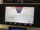 リバースギアに入れるだけで後方の表示へ切り替わります。夜間や雨の日の駐車も楽になりますよ。