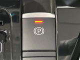 【電動パーキングブレーキ】パーキングブレーキは便利な電動式!ボタン一つで操作でき、アクセルを踏めば自動で解除されます♪レバーやペダルが無いので運転席廻りもすっきりしますね♪