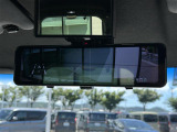 【デジタルルームミラー】車両後方カメラの映像をルームミラーに映すことが出来ます。 そのため、後席に人や荷物があって後方が見えづらい場合でもしっかり視界を確保することが出来ます。