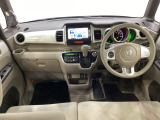 車内は光触媒抗菌消臭施工済です。インパネ周りはスタイリッシュなデザインで機能や装備も充実しています。グローブボックスやカップホルダーのほかにトレーなどたくさんの収納スペースが付いています。