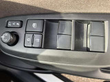 パワーウインドウスイッチです。運転席にいながら全席の窓を開閉できます。