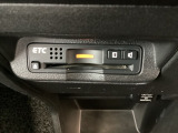 エアコンパネルの下にETCがついています。高速道路の料金所の通過も楽々です!。 カードの取り出しもしやすい場所についています。