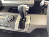 CVT車のセレクトレバーです。低速から高速まで、変速ショックのないスムーズな走りを実現するとともに、エンジン効率のよい領域を維持することで燃費にも貢献します。