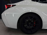 275/35ZR19。ミシュラン・パイロットスポーツ4S。サーキット走行も視野に入れたグリップ性能を持つハイグリップタイヤ採用