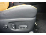 運転席にはパワーシートが付いております。パワーシートは指先1つで操作出来るためチカラの弱い女性の方でもシートに座ったまま操作出来ます♪