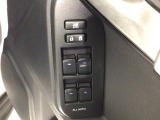 パワーウィンドウのコントローラーが運転席にあります。