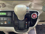 CVT車のセレクトレバーです。低速から高速まで、変速ショックのないスムーズな走りを実現するとともに、エンジン効率のよい領域を維持することで燃費にも貢献します。