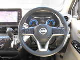 ステアリングハンドルです。オーディオコントロールスイッチが付いて運転中でも手元でオーディオの操作が出来て便利ですよ。