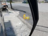 {ブラインドスポットモニター}隣の車線を走る車両をレーダーで検知し、ドアミラーに搭載されたLEDインジケーターが点灯し注意を喚起してくれます。