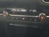 運転席、助手席に3段階調整式シートヒーターを装備。またステアリングにもヒーターを装備。フルオートエアコンなので温度を設定するだけで、吹出口・風量を自動的に調整してくれますので、快適にお過ごし頂けます。