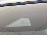 【トヨタセーフティセンス】走行中に前方の車両等を認識し、衝突しそうな時は警報とブレーキで衝突回避と被害軽減をアシスト。より安全にドライブをお楽しみいただけます。