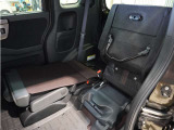 【チップアップ&ダイブダウンシート】はね上げれば高さのある荷物、倒せば長い荷物も収まります。はね上げて、倒して変化するシートで使いやすさをアレンジ。