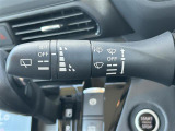 【オートワイパー(AUTO)】雨が降り出した時に、雨滴検出用センサー(レインセンサー)が雨滴を感知すると、自動でワイパーが動作します。