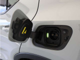 急速充電器は、商業施設など外出先の公共の充電ステーションでご利用いただけます。CHAdeMOに対応し、短時間で急速充電!150kWの急速充電器を使用した場合、充電率10%から80%まで、約32分で充電できます。