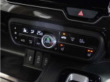 【オートエアコン】温度を設定すれば自動で快適な車内温度を保ちます。エアコン内部の高性能脱臭フィルターで車内のアレルゲンや花粉を除去。