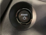 エンジンスタートボタンです。キーが車内にあれば、エンジンの始動・停止はブレーキを踏んでスイッチを押すだけ!キーを取り出す手間を省き、ワンプッシュでエンジンを操作するので簡単でスムーズです。