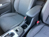 運転席と助手席の間にはひじ掛けにもなるセンターコンソールがあります!