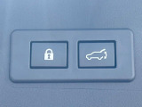【パワーバックドア】スマートキーや運転席のボタンを押すだけでリアゲートが自動で開閉します!荷物を持っている時や、高い位置にあるバックドアを閉める際に便利な機能です♪