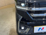 【LEDヘッドライト】悪天候や夜間走行時も良好な視界を確保し安心して運転できる高輝度LEDヘッドライトを装備!点灯速度が早く、消費電力も抑えられています。