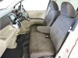 運転席と助手席は足元が繋がっているので自由に行き来しやすいので駐車場が狭いときでも助手席側からスムーズに乗り降りできて便利!