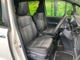 運転席まわりには十分なスペースがあり、大柄な方でもゆったり運転していただける環境です。