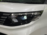 【LEDヘッドライト】悪天候や夜間走行時も良好な視界を確保し安心して運転できる高輝度LEDヘッドライトを装備!点灯速度が早く、消費電力も抑えられています。