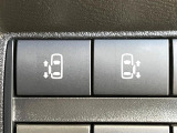 【ハンズフリー機能付き両側パワースライドドア】スライドドアの下に足先を入れてすぐ引くと、自動的にスライドドアが開閉します!荷物で両手がふさがった状態でも、ドアの開閉ができてとっても便利!