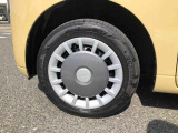 可愛らしいフルホイールキャップ履いてます。