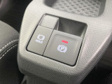 【オートブレーキホールド】信号待ちや渋滞で停車時にブレーキから足を離しても、停止状態を保持してくれます。前進するときはアクセルを踏めば自動で解除されるので安心