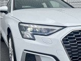 ウイング状のデイタイムランニングライトを備えるLEDヘッドライト。昼光に近い照明によって進路を照らし、昼夜ともに目視しやすく視認性を高め安全性と快適性を向上させます。