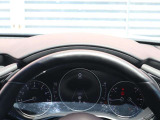 運転視界の遠方上方に虚像を投影することで前を見ながら情報の視認ができます。本当にドライバーが必要な情報を適切に伝え、楽しんで頂くことを考えた新世代装備です。※虚像は2.6m前方に浮かぶイメージです。