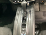 CVT車のセレクトレバーです。低速から高速まで、変速ショックのないスムーズな走りと、エンジン効率のよい領域を維持して燃費にも貢献します。サイドブレーキはスイッチ操作の電子制御パーキングブレーキです。