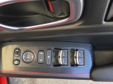 電動格納式リモコンドアミラーと、パワーウィンドウマスタースイッチ等は運転席ドアにあります。